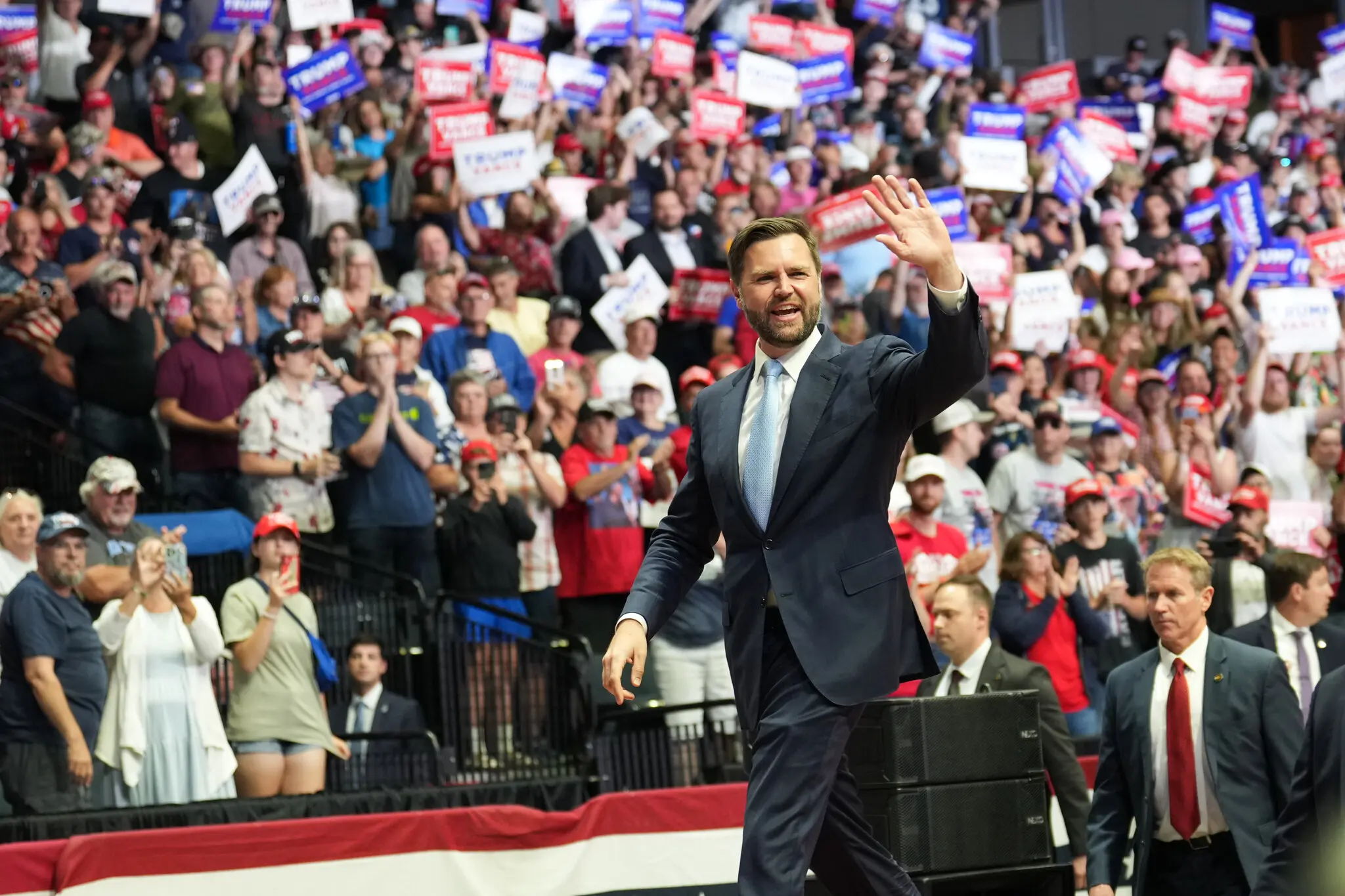 Венс дебютував як віце-президент на мітингу Трампа в Мічигані